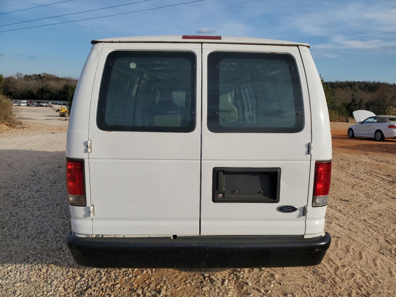 Ford Econoline E250 Van Image 5