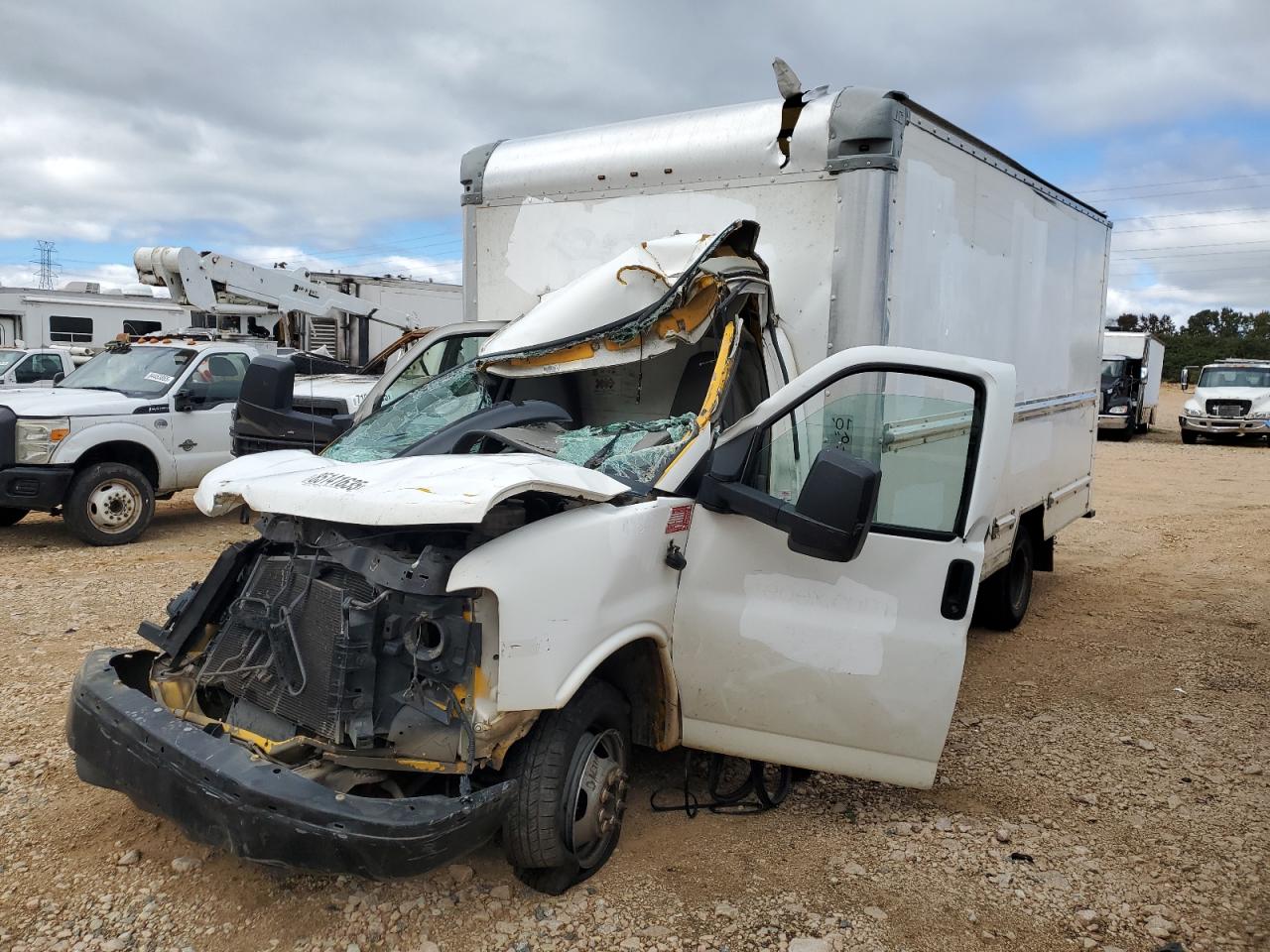 GMC Savana Cutaway G3500 Image 1