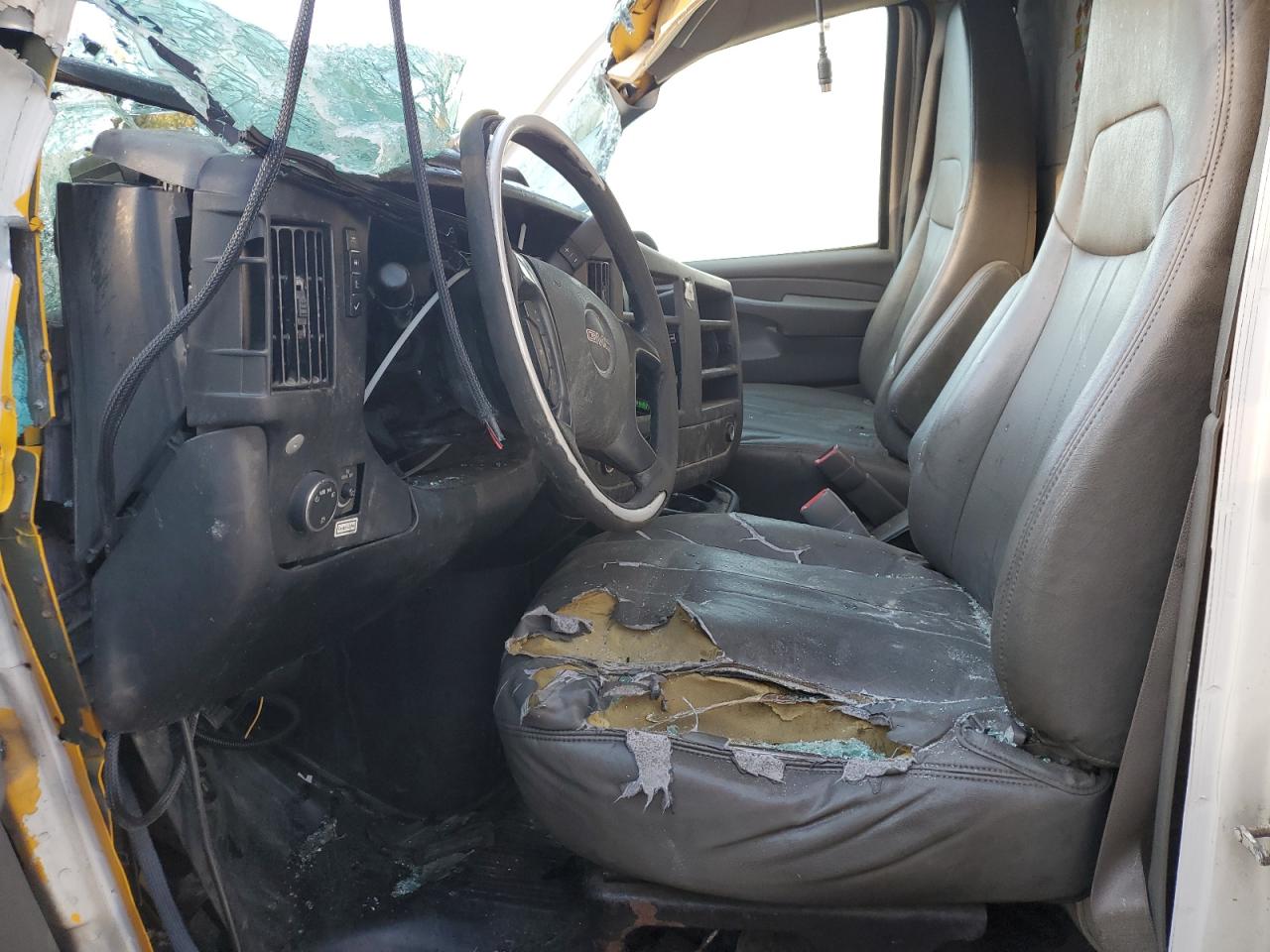 GMC Savana Cutaway G3500 Image 6