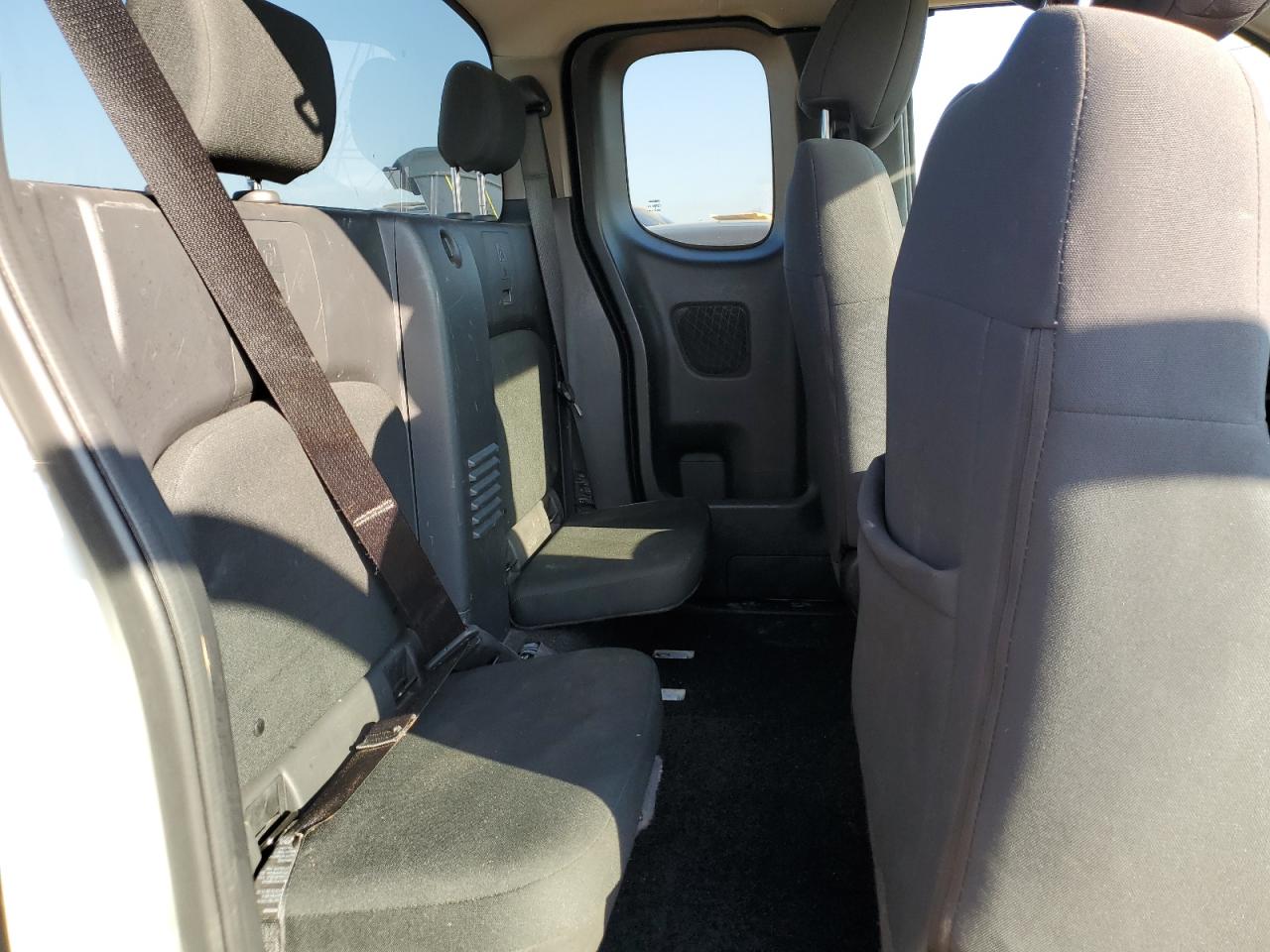 Nissan Frontier S Image 9