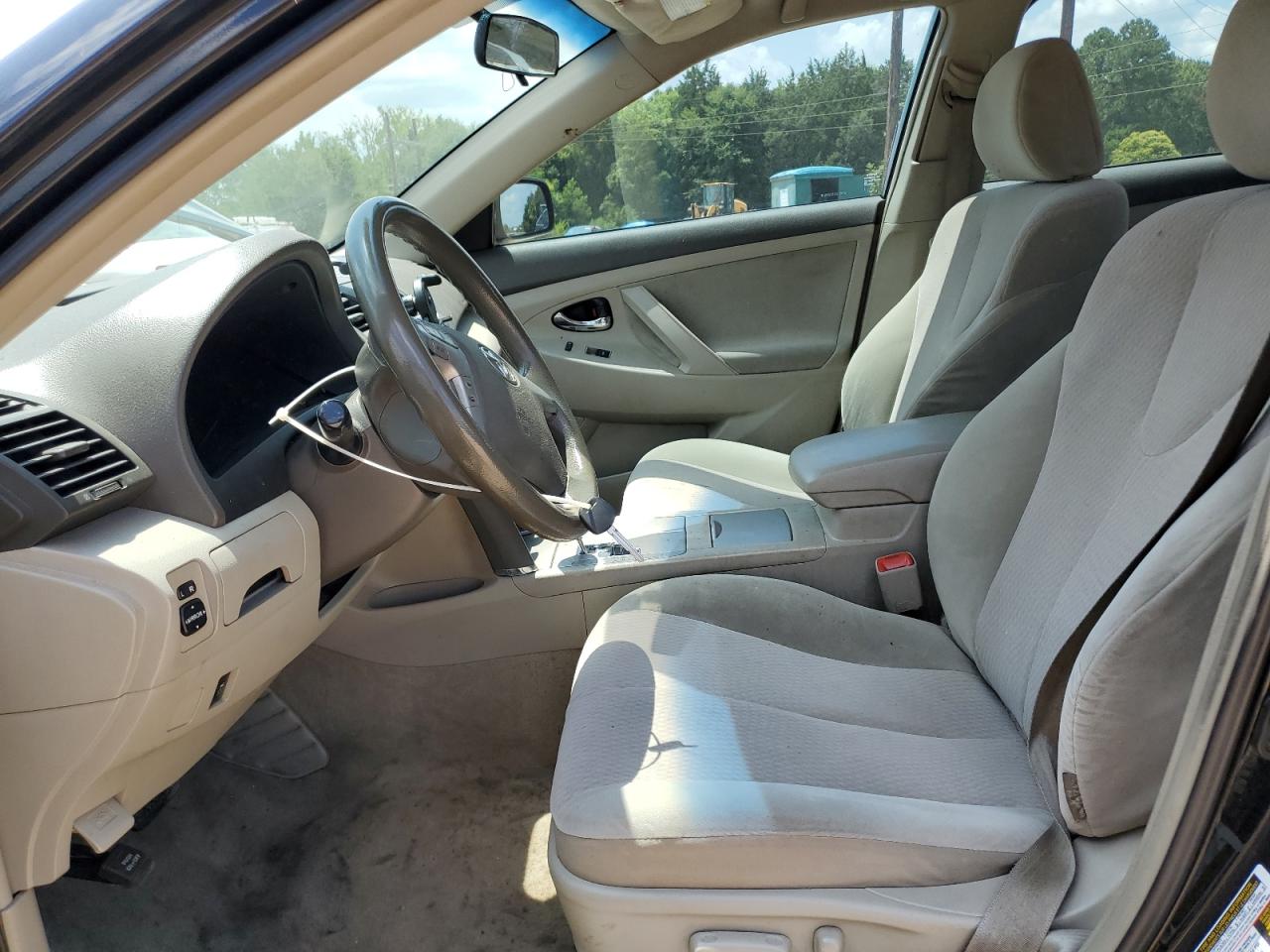 Toyota Camry Base Image 4