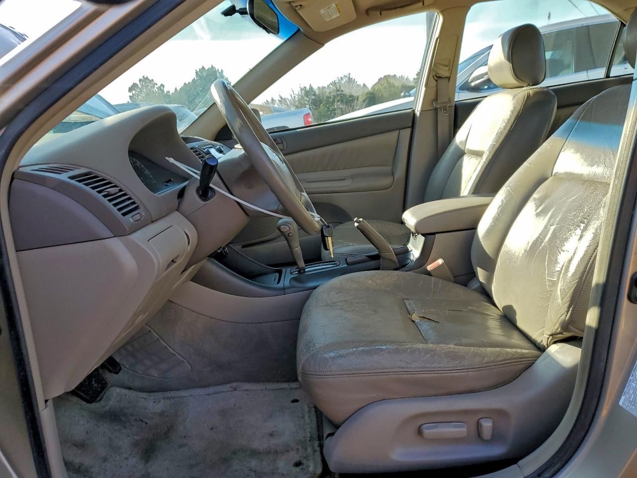 Toyota Camry Le Image 9