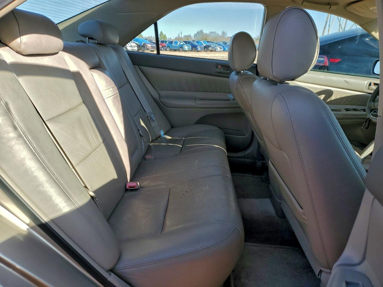 Toyota Camry Le Image 10