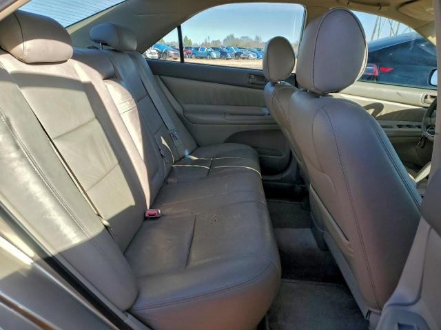 Toyota Camry Le Image 10