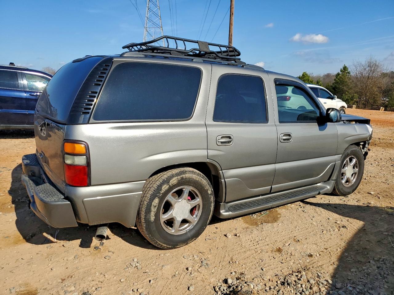 GMC Yukon Denali Image 3
