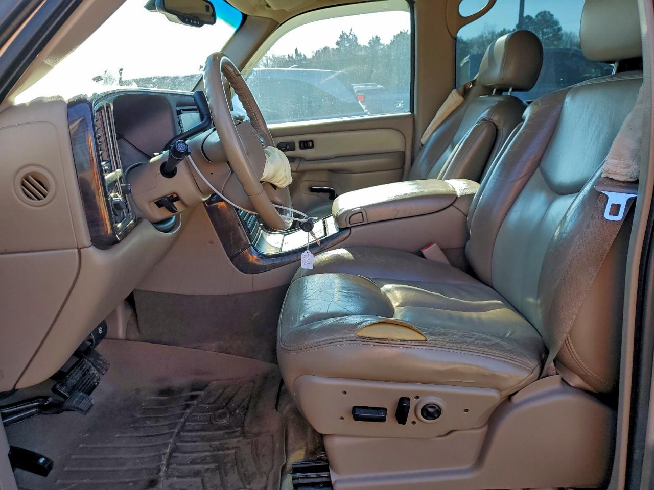 GMC Yukon Denali Image 5