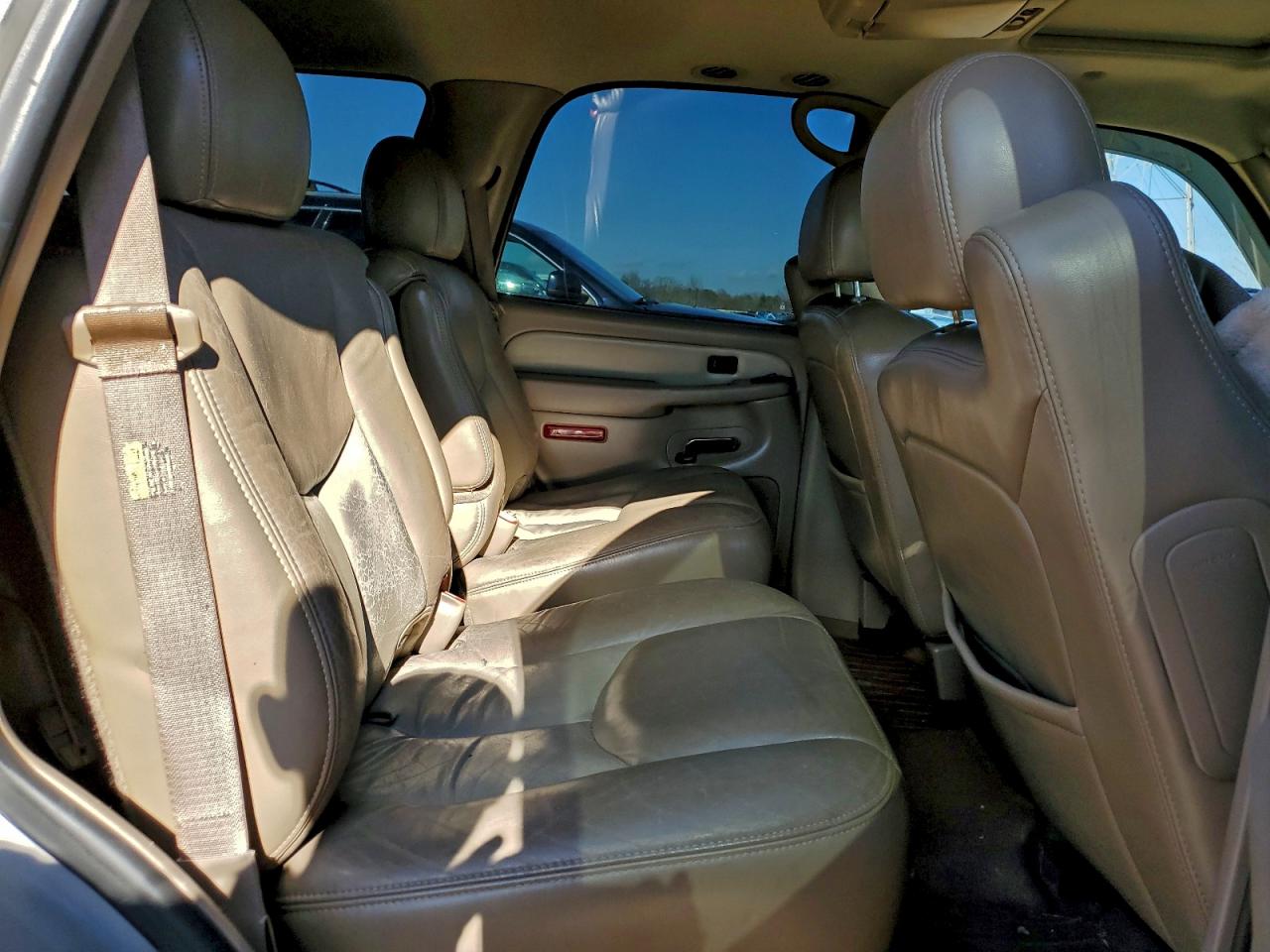 GMC Yukon Denali Image 8