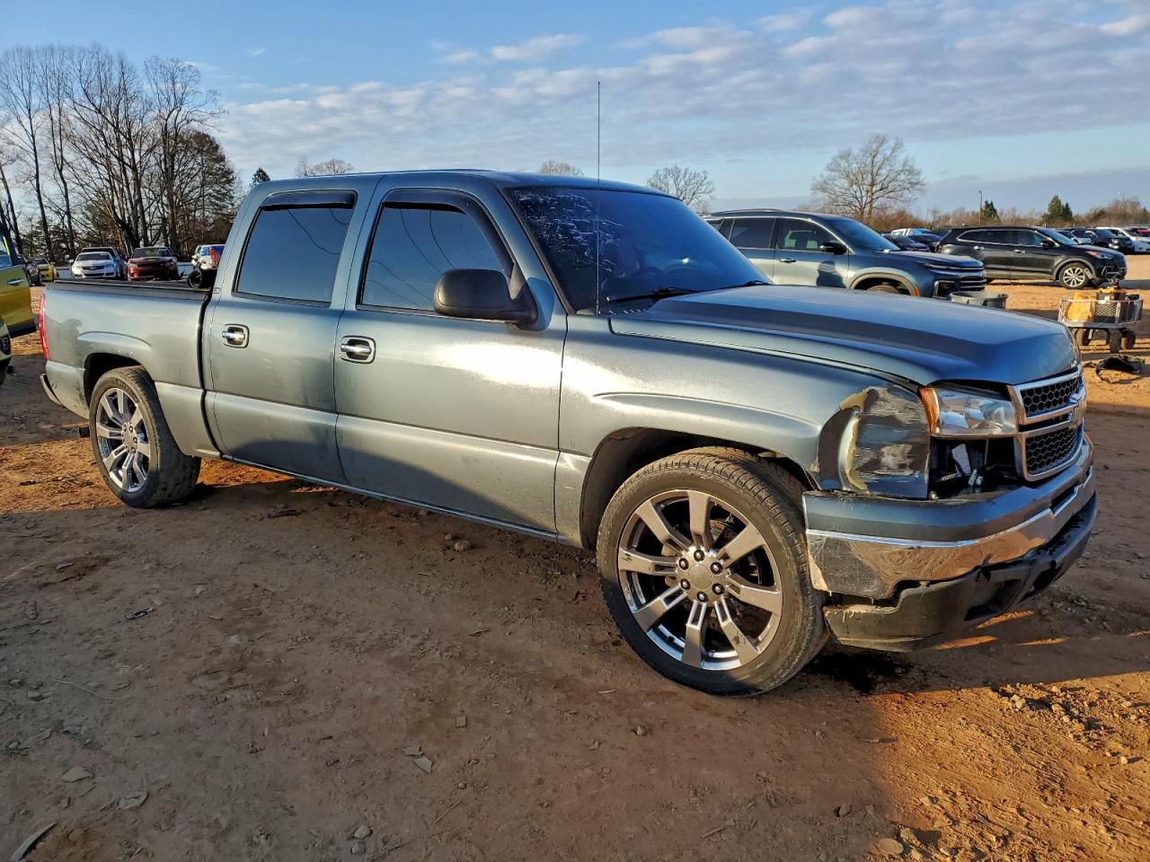 Chevrolet Silverado C1500 Classic Crew Cab Image 2