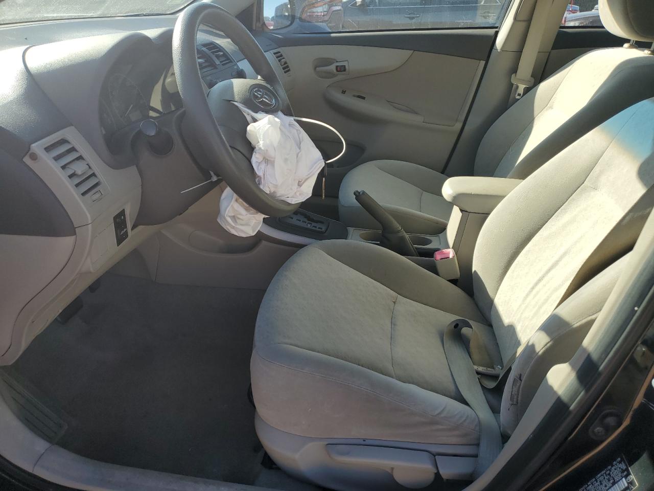 Toyota Corolla Base Image 8