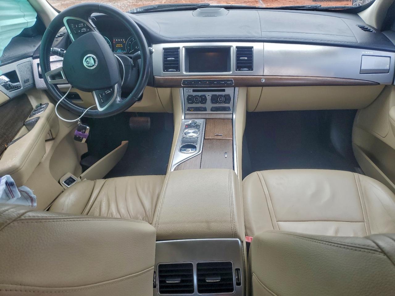 Jaguar XF Image 10