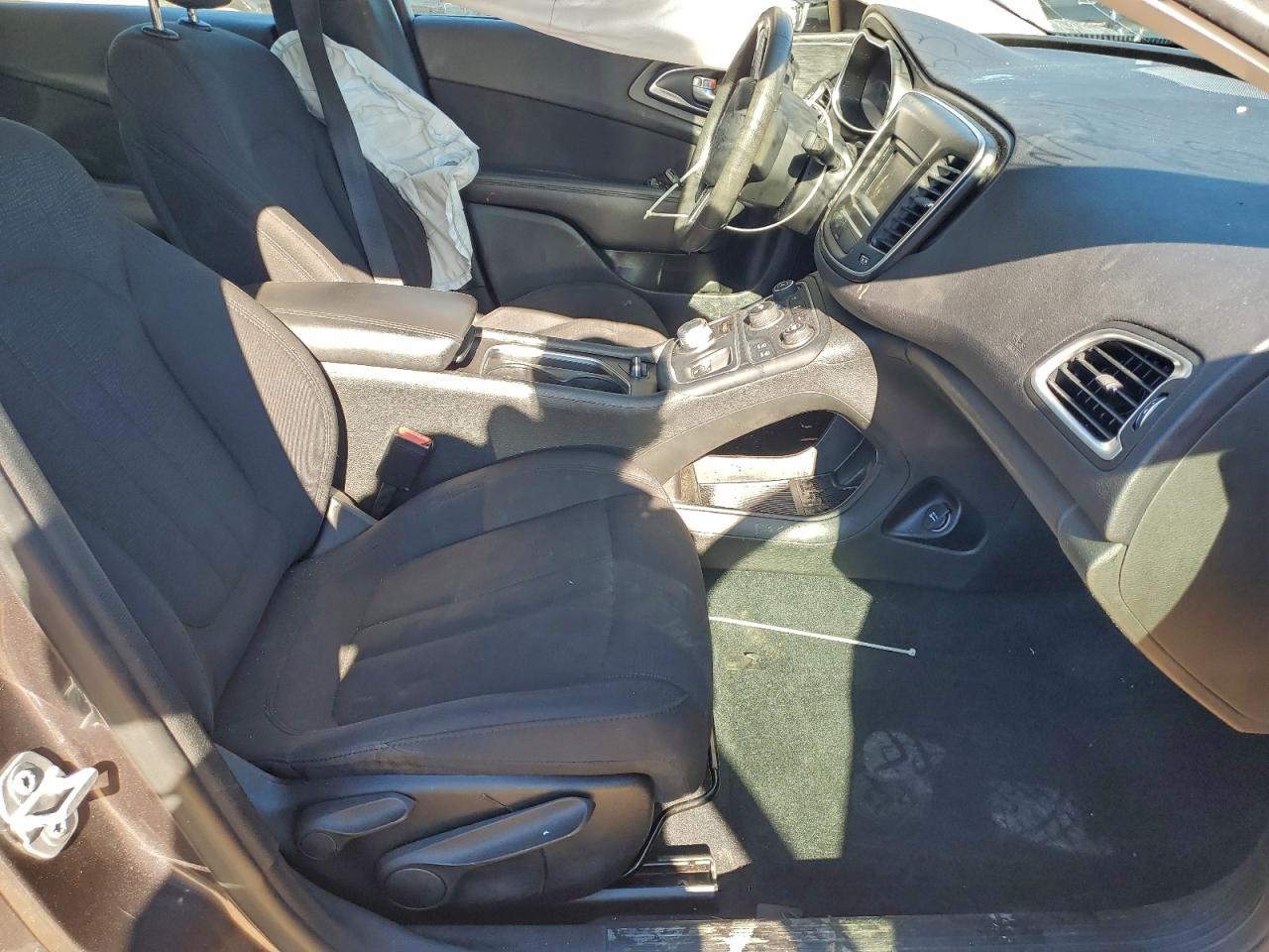 Chrysler 200 Limited Image 3