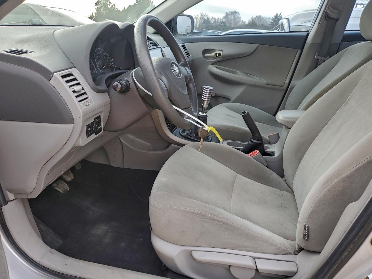 Toyota Corolla Base Image 4