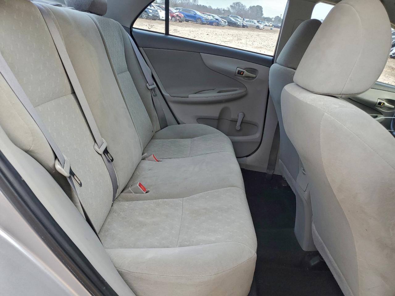 Toyota Corolla Base Image 13