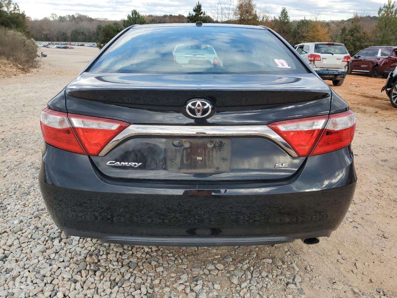 Toyota Camry Le Image 12