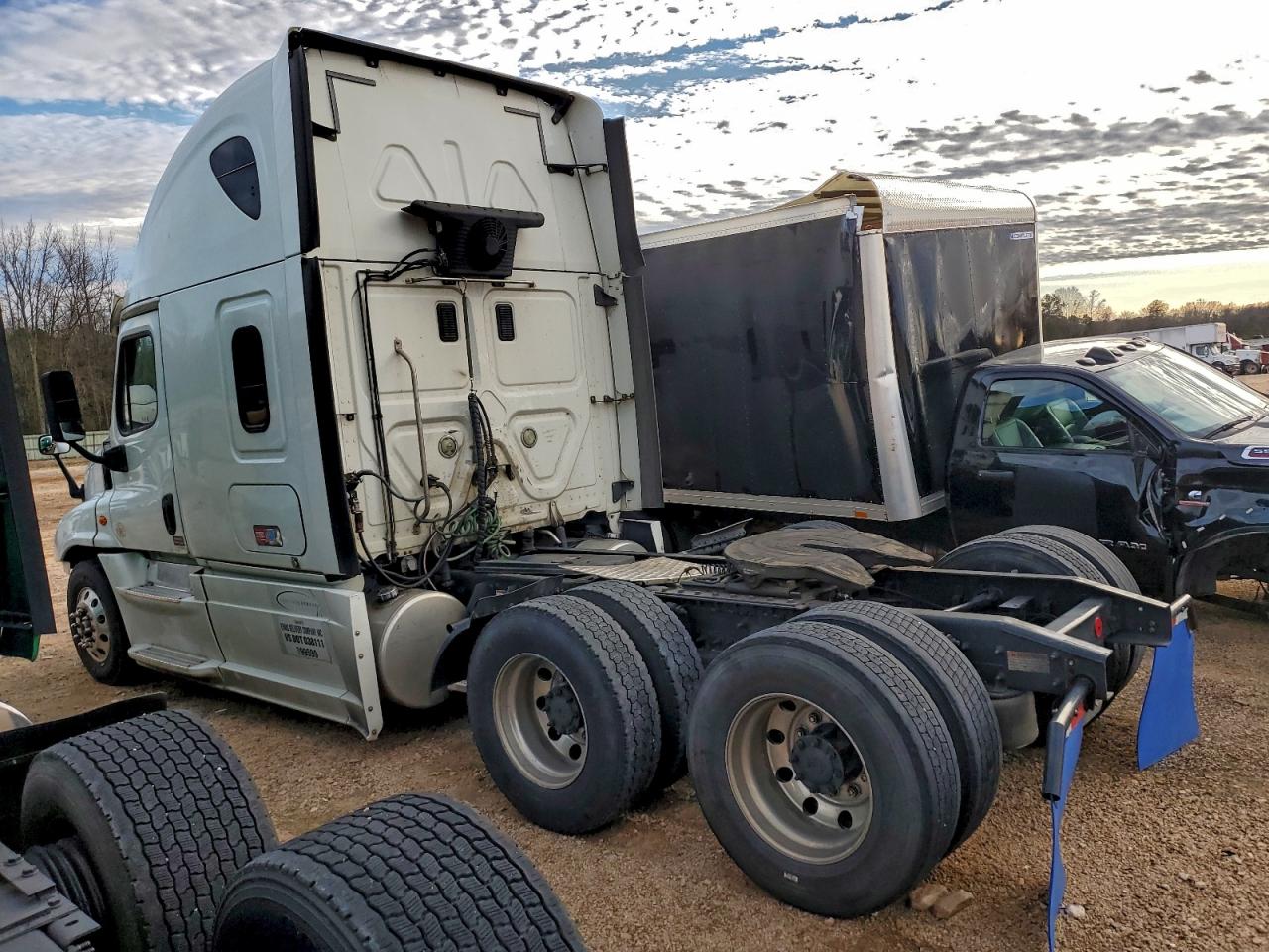 Freightliner Cascadia 1 Image 9