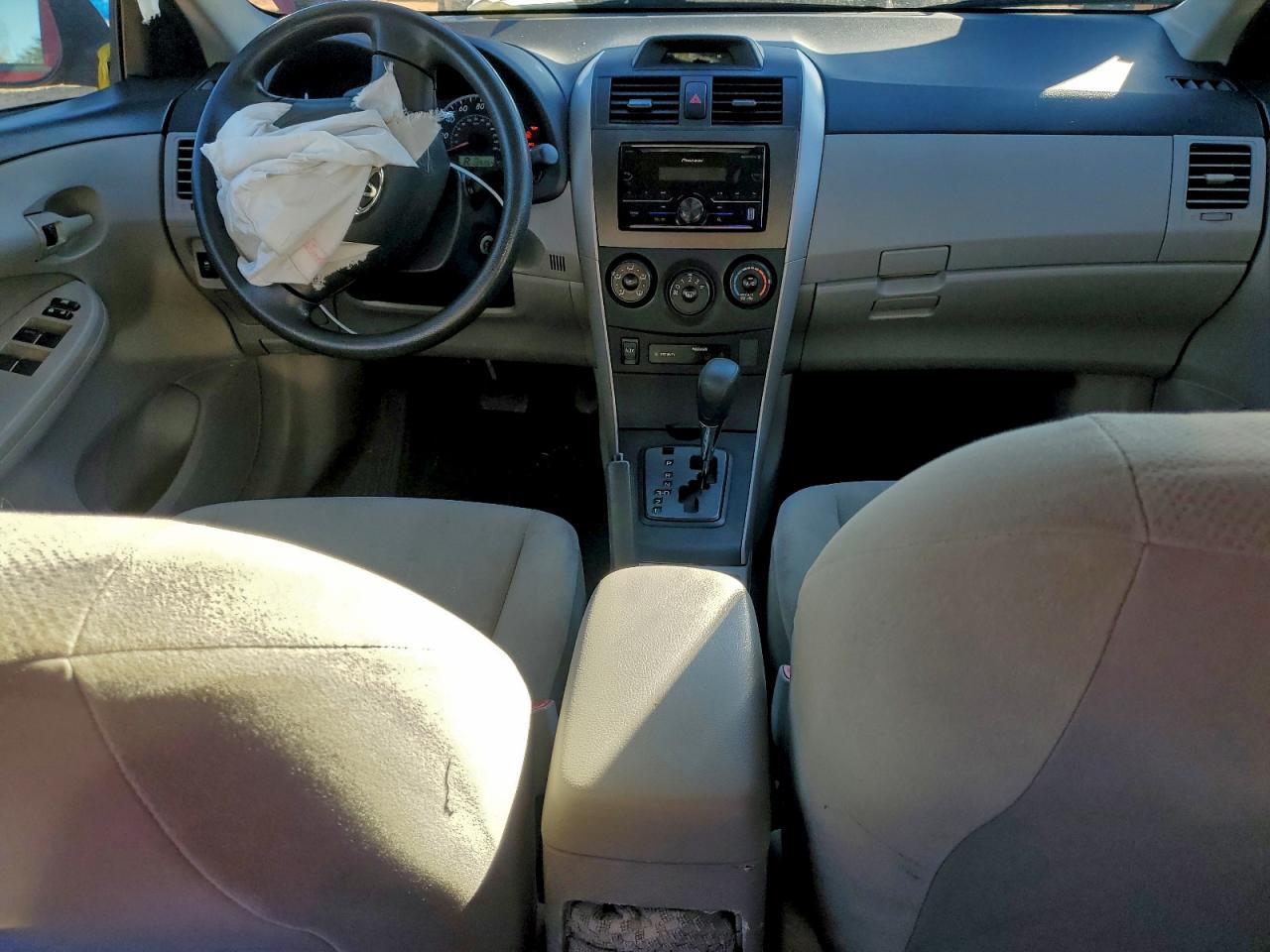 Toyota Corolla Base Image 6