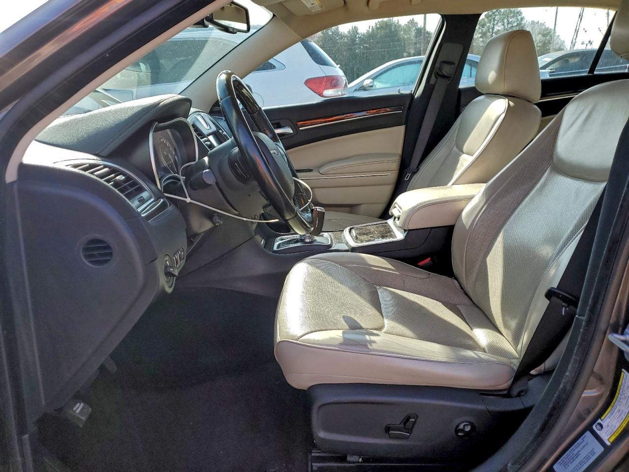 Chrysler 300 Limited Image 13