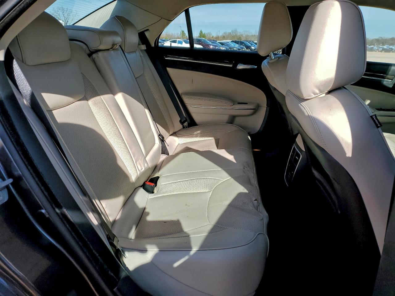 Chrysler 300 Limited Image 11