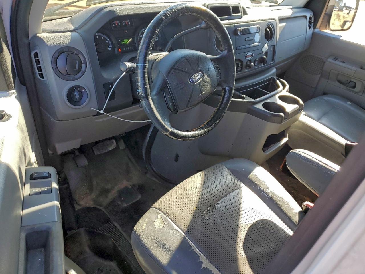 Ford Econoline E250 Van Image 8