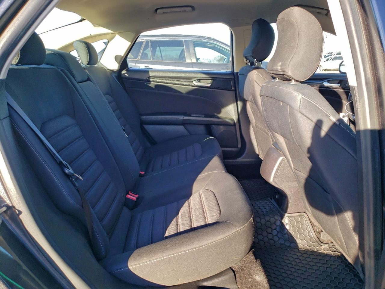 Ford Fusion S Image 2