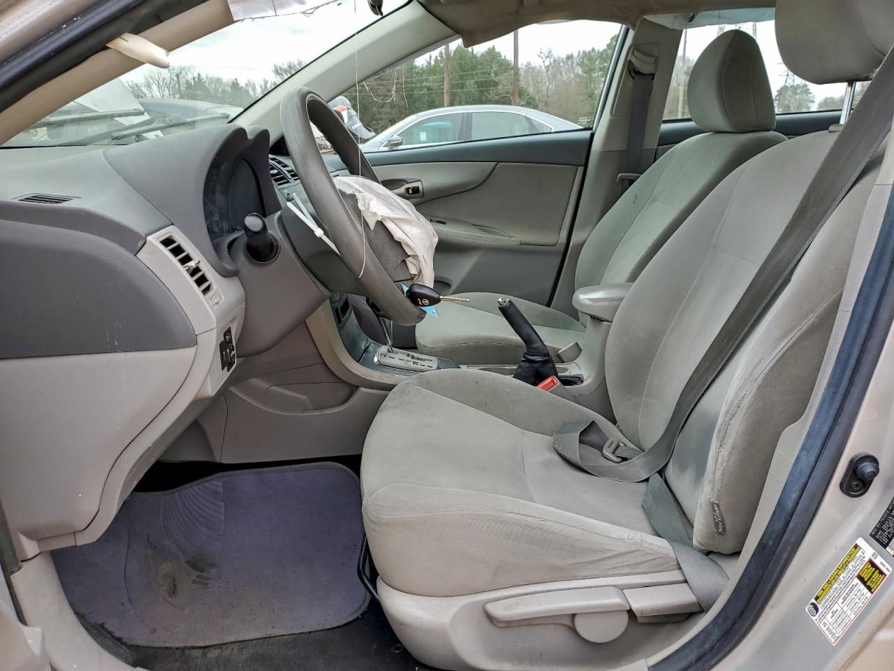 Toyota Corolla Base Image 11