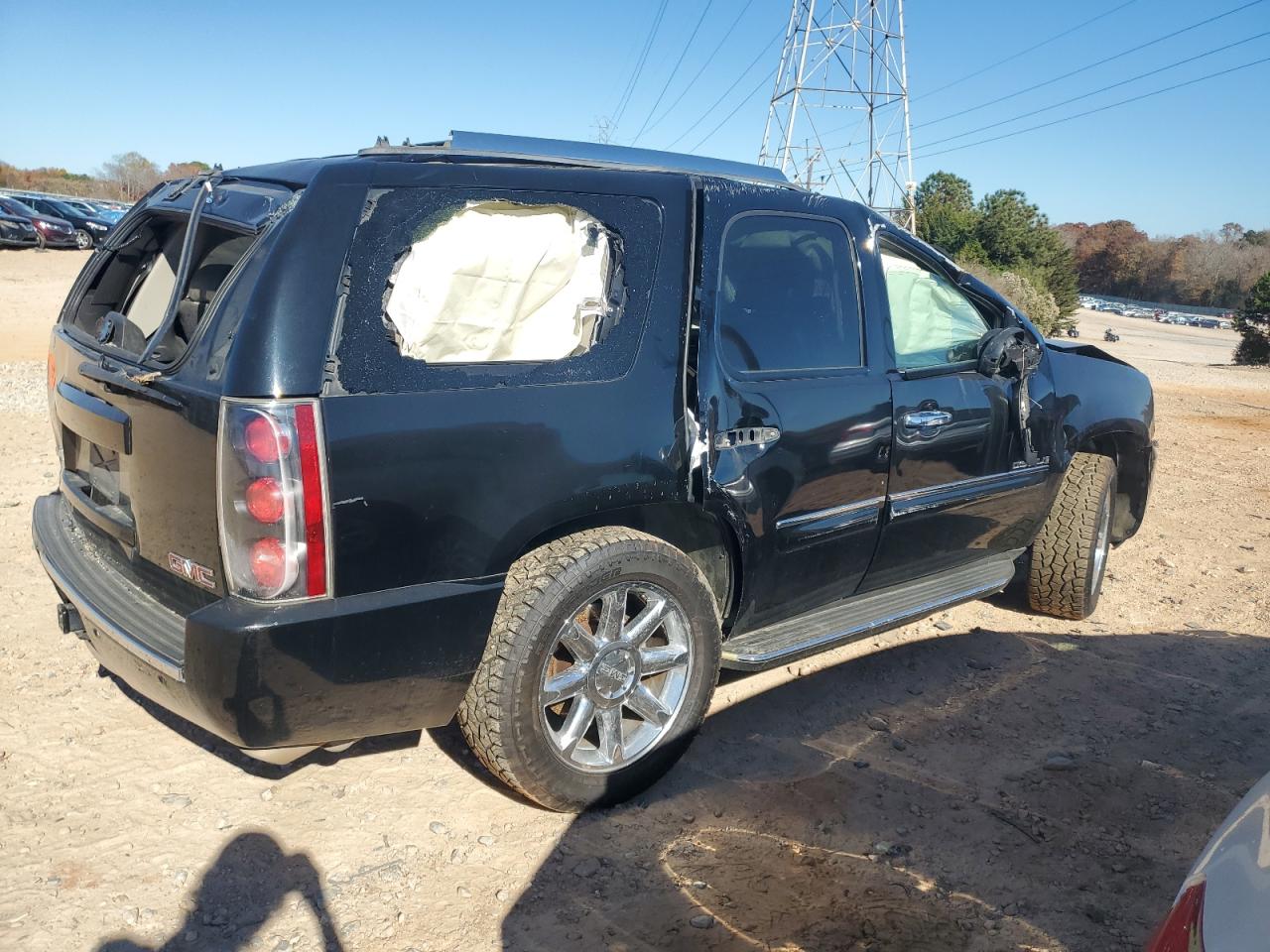 GMC Yukon Denali Image 3