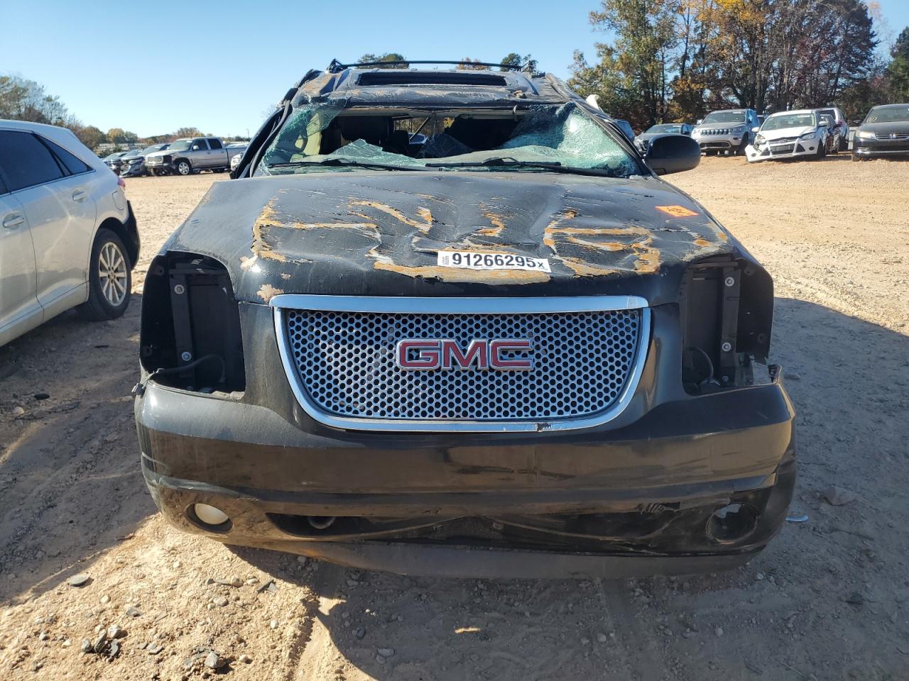 GMC Yukon Denali Image 4