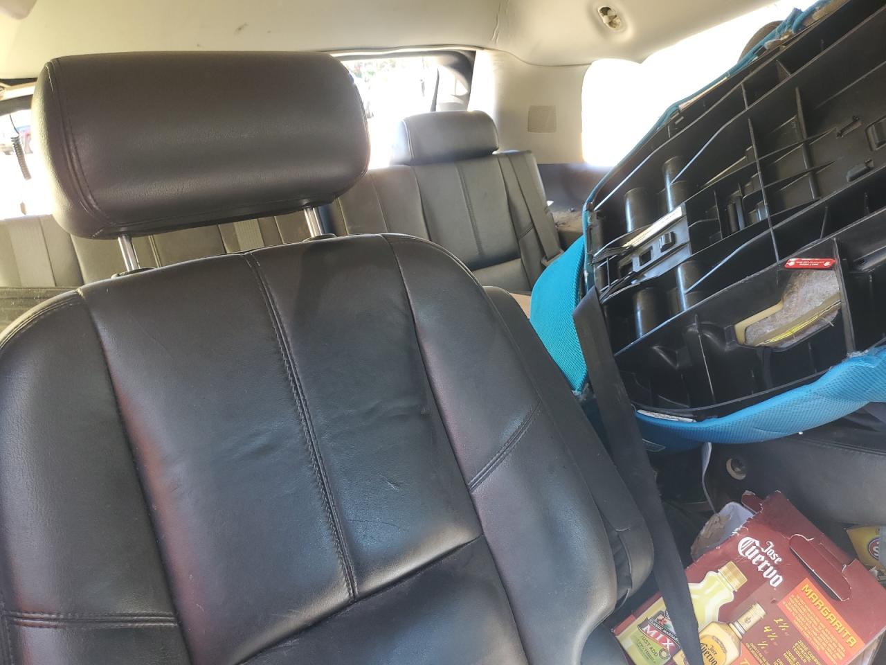 GMC Yukon Denali Image 8