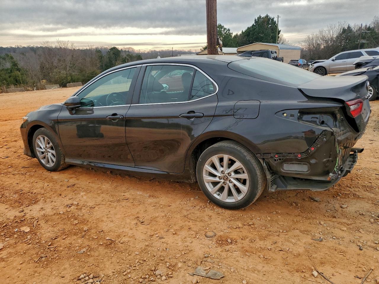 Toyota Camry Le Image 8