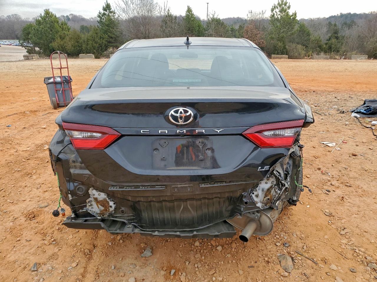 Toyota Camry Le Image 7