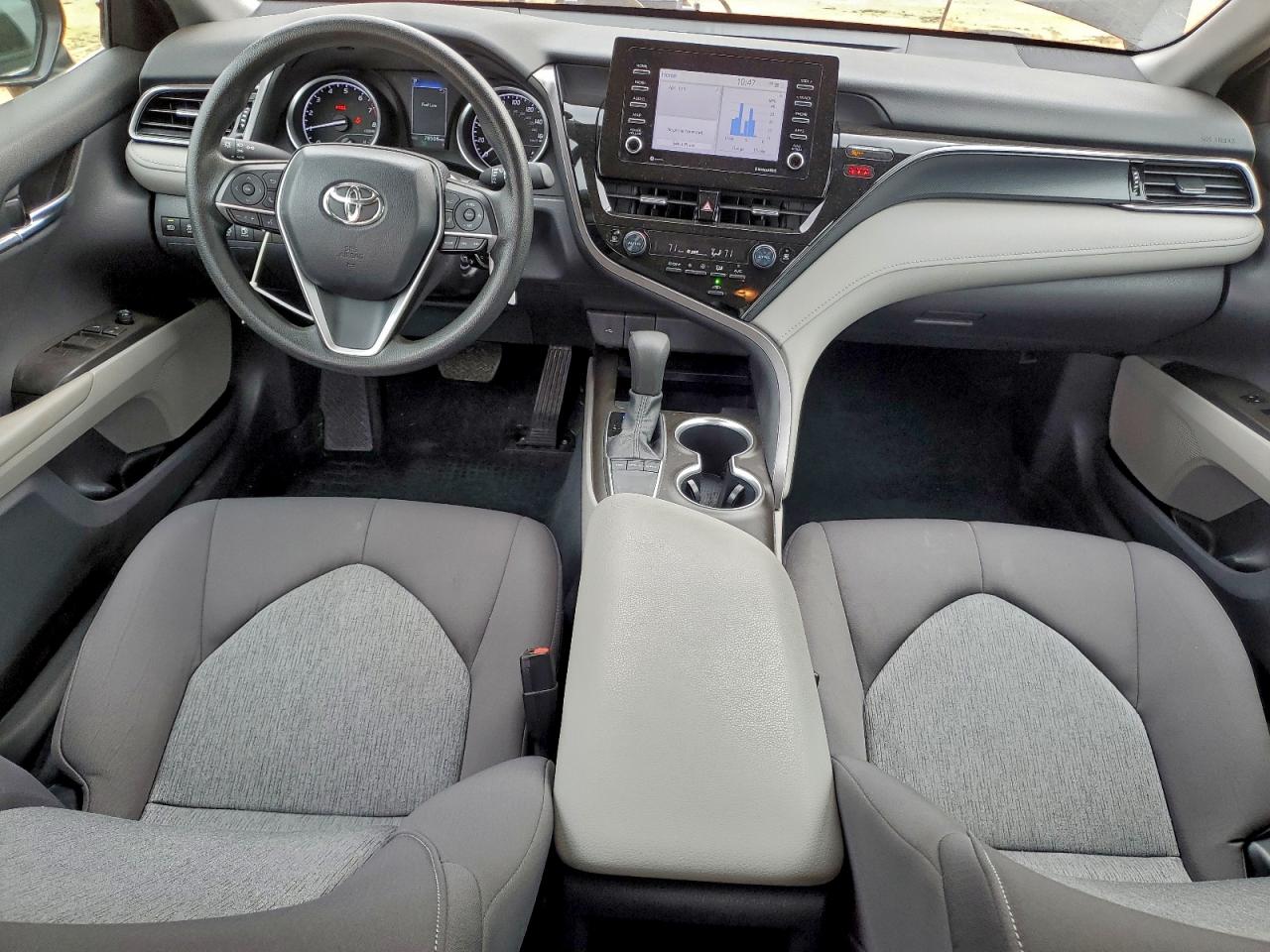 Toyota Camry Le Image 12