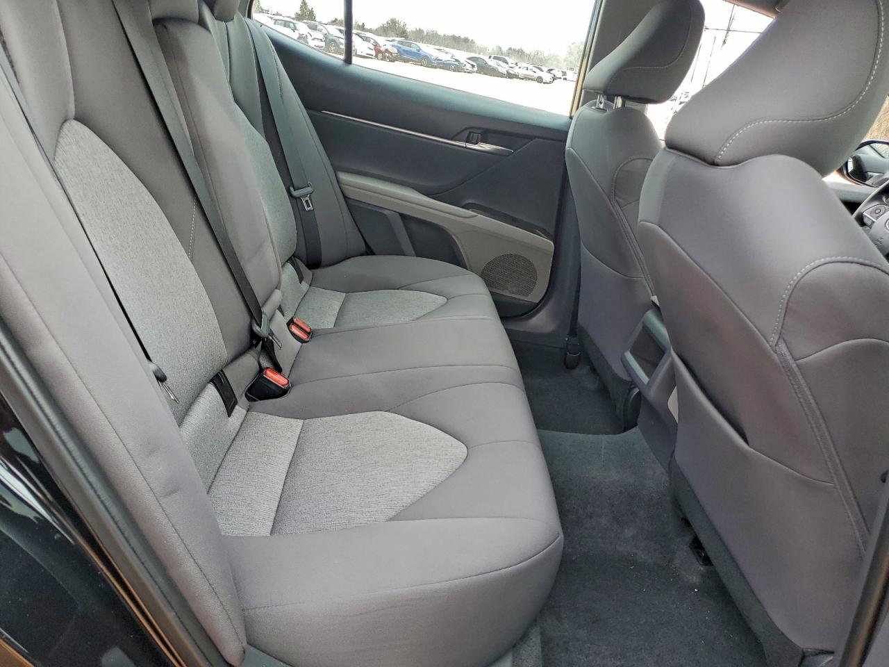 Toyota Camry Le Image 9