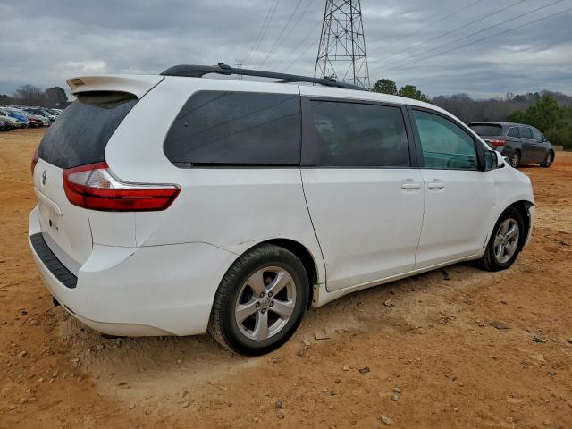 Toyota Sienna Le Image 9