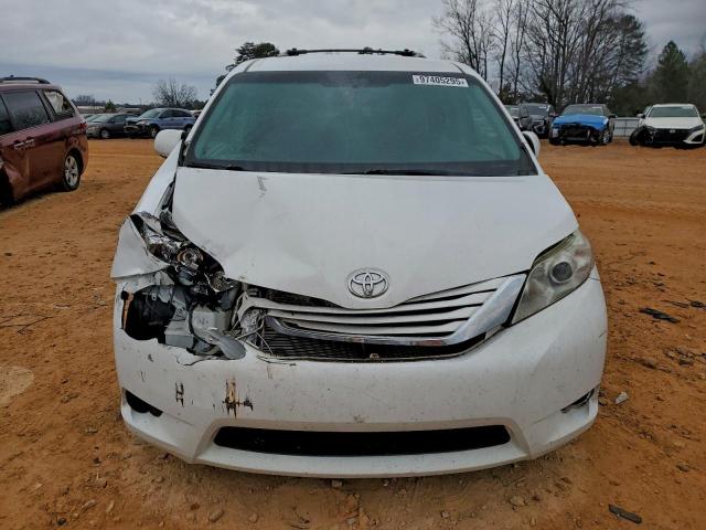 Toyota Sienna Le Image 2