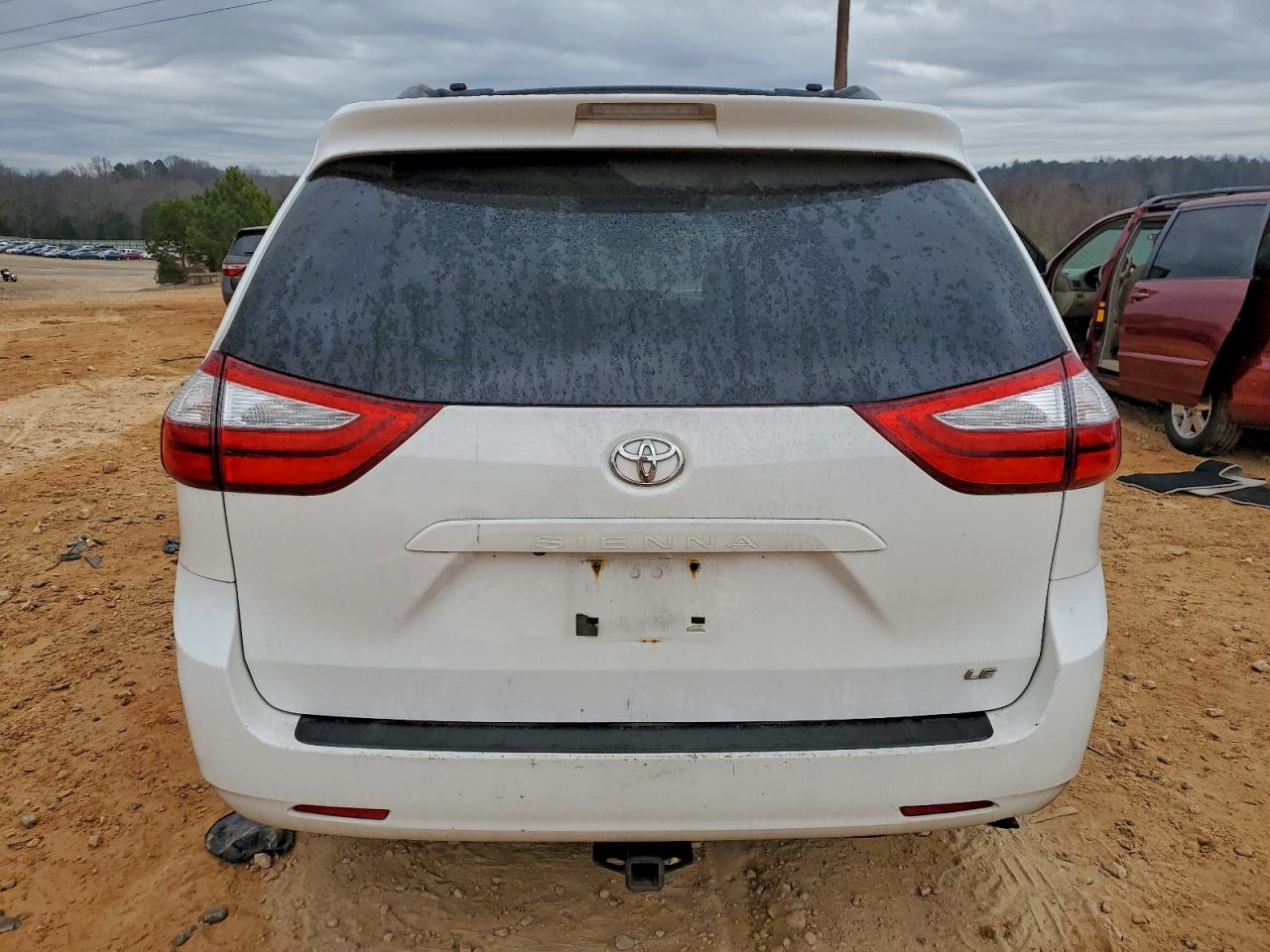 Toyota Sienna Le Image 3