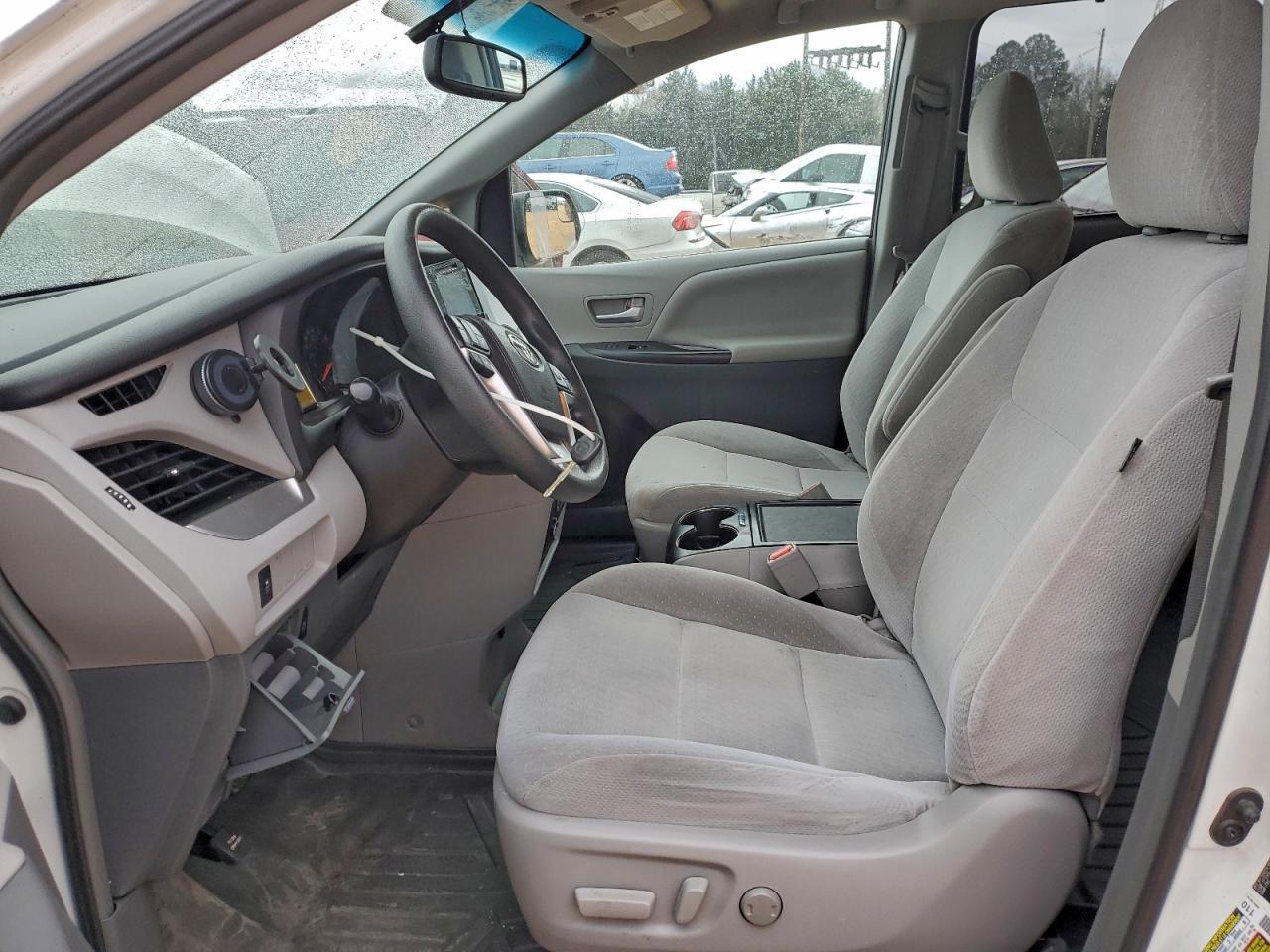 Toyota Sienna Le Image 12