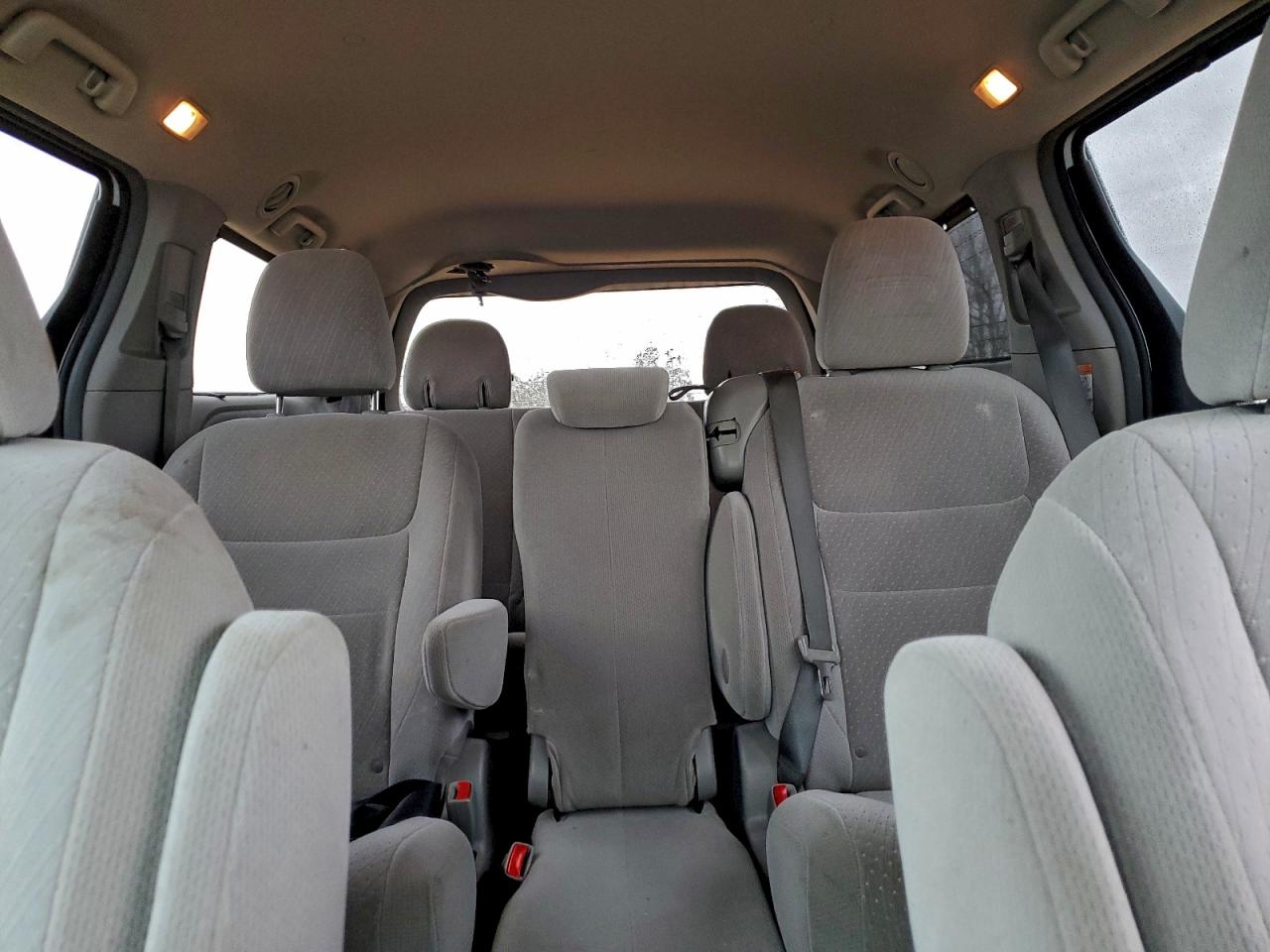 Toyota Sienna Le Image 10