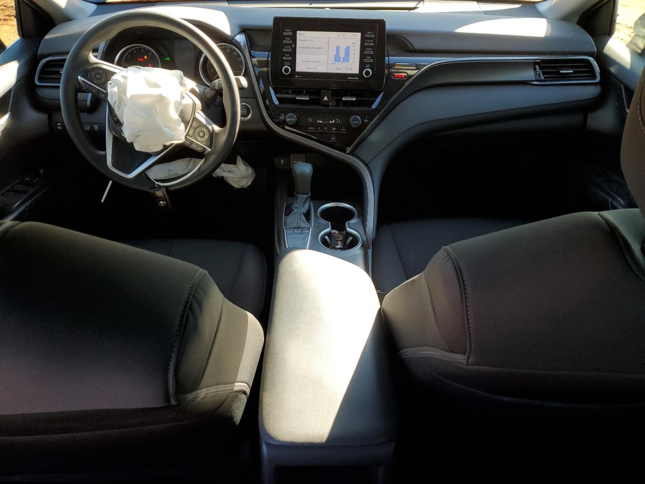 Toyota Camry Le Image 3