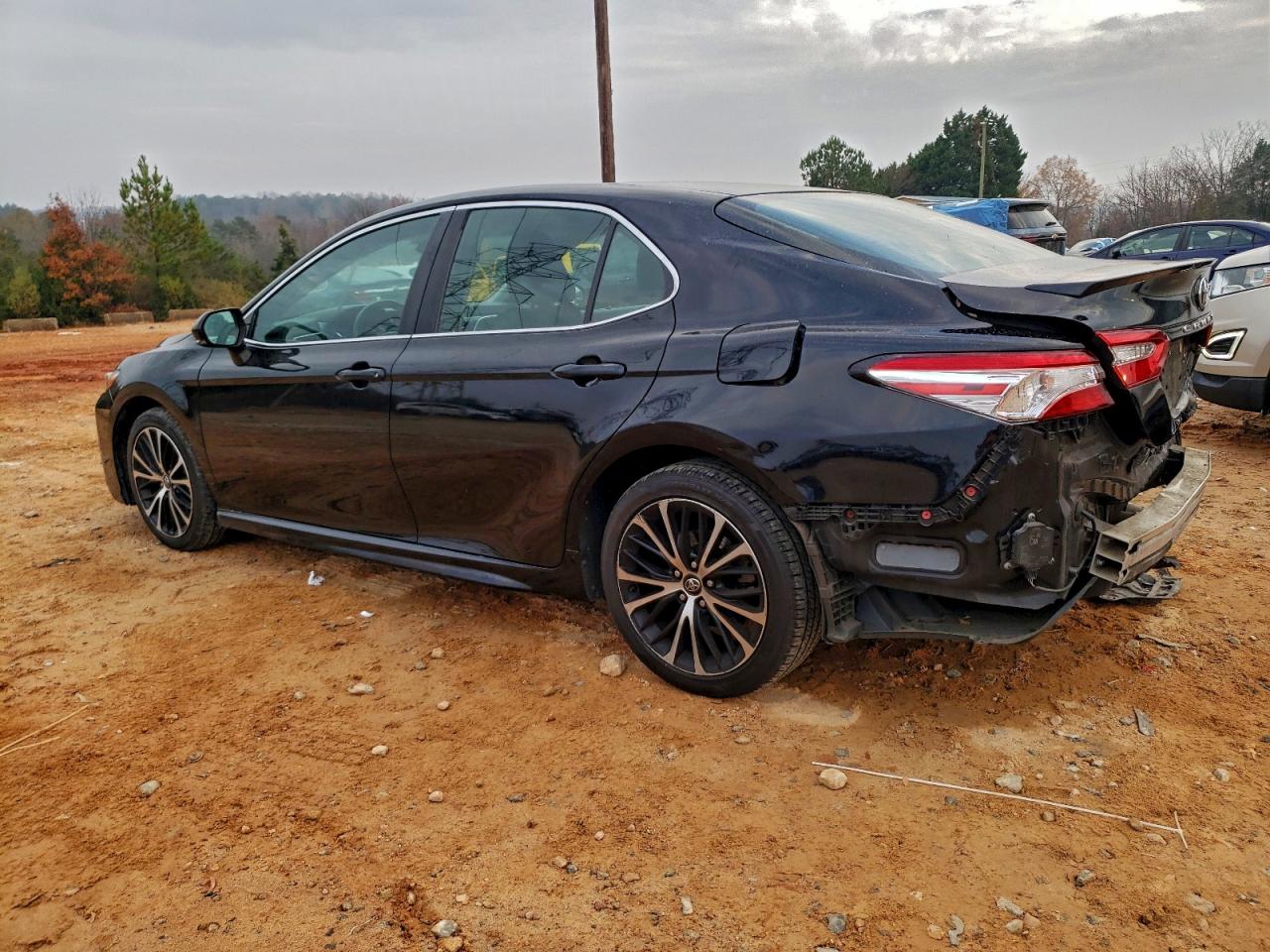 Toyota Camry L Image 2