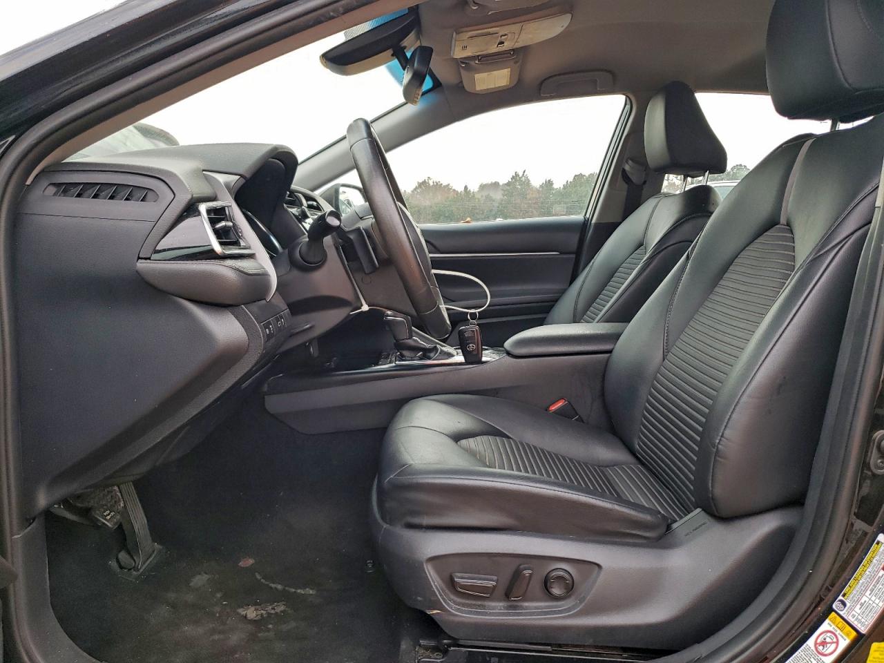 Toyota Camry L Image 11