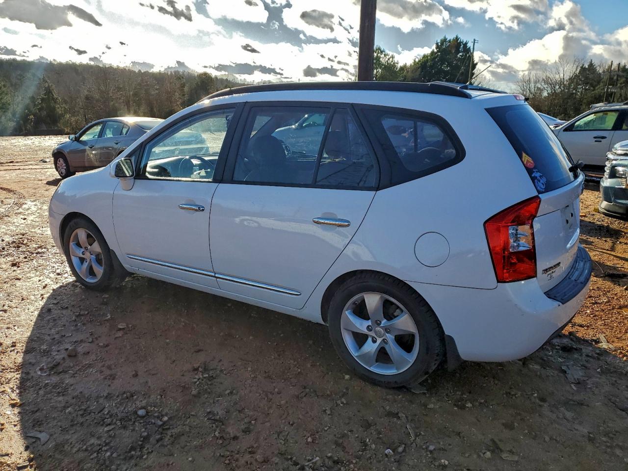 Kia Rondo Base Image 3