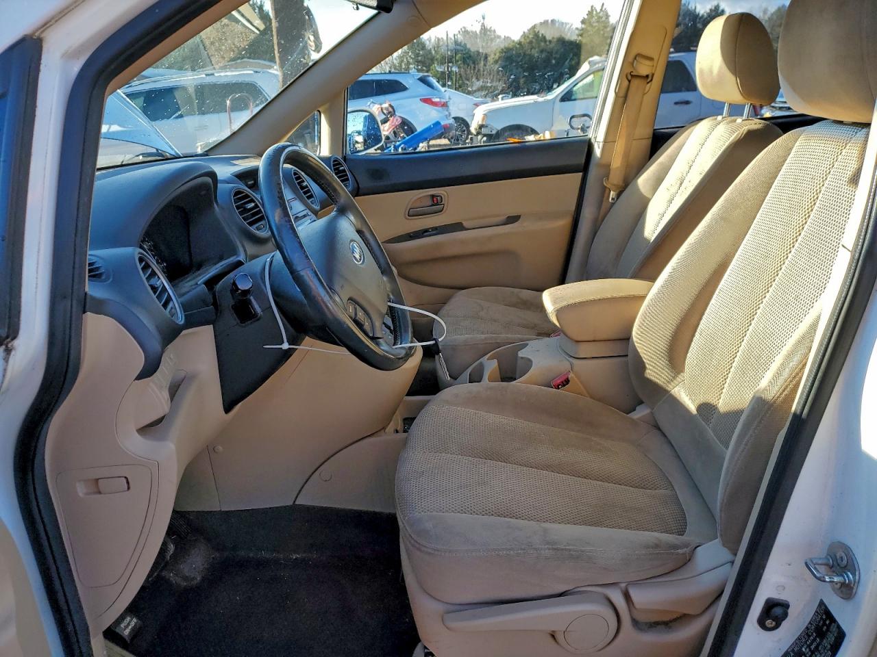 Kia Rondo Base Image 9